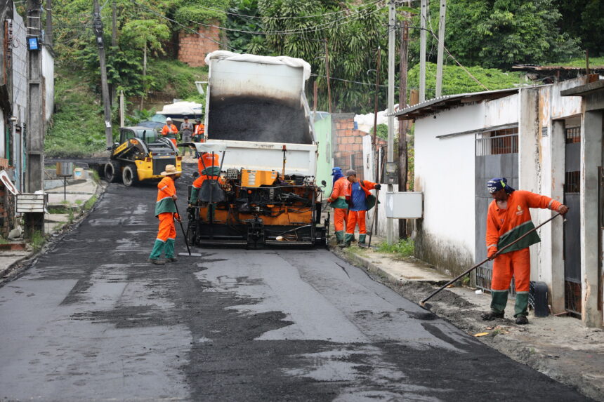 Programa ‘Asfalta Manaus’ recapeia rua do Novo Aleixo