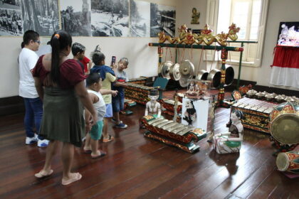 Prefeitura de Manaus promove passeio no Palacete Provincial a famílias atendidas pelo Cras