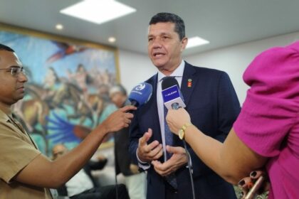 Dan Câmara critica a precariedade estrutural em portos e aeroportos do Amazonas