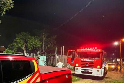Em Parintins, Corpo de Bombeiros combate incêndio em residência de alvenaria