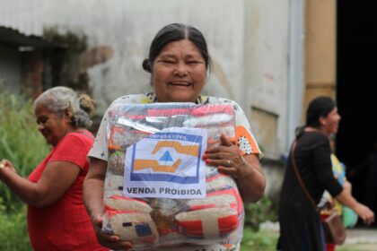 Prefeitura de Manaus entrega cestas básicas para 73 famílias