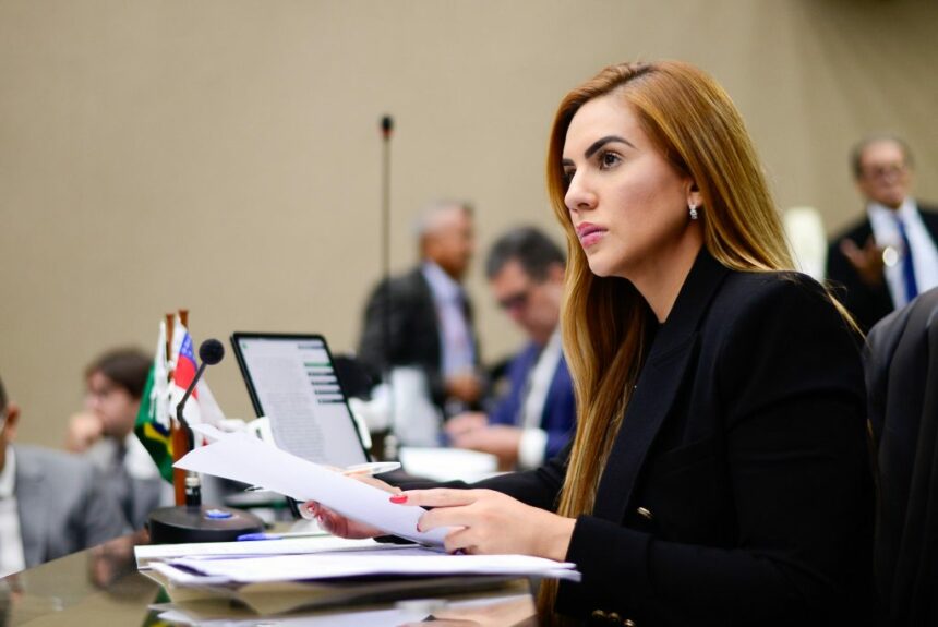 Parlamentar mais jovem da Aleam, Débora Menezes tem boa produtividade em seu primeiro ano de mandato
