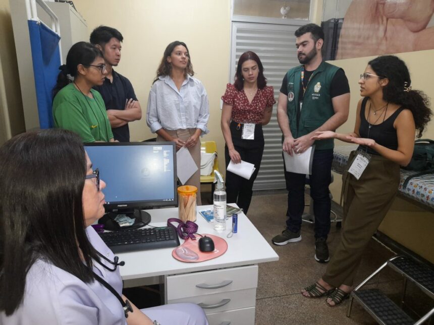 Alunos de curso internacional visitam UBS