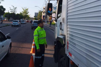Prefeitura autua 12 veículos por irregularidades na zona de restrição em Manaus