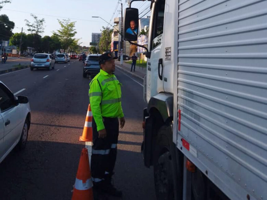 Prefeitura autua 12 veículos por irregularidades na zona de restrição em Manaus