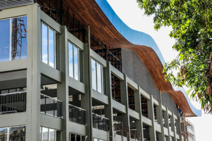 Mirante do ‘Nosso Centro’ tem 91% do forro de madeira de cumaru instalado, dando conforto térmico e beleza à cobertura