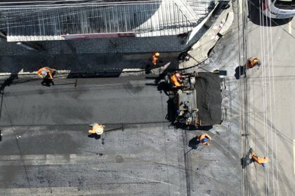 ‘Asfalta Manaus’ da prefeitura recapeia avenida principal no bairro Alvorada