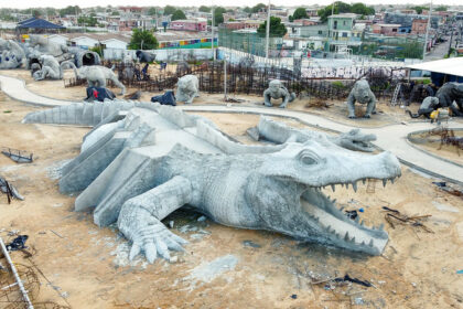 Onças, iguana, macaco e jacarés gigantes tem esculturas esculpidas