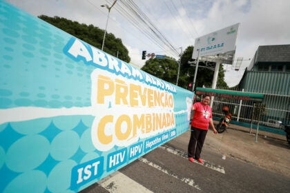 Saúde orienta motoristas e pedestres sobre prevenção de ISTs e HIV durante blitz