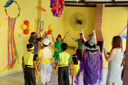 “Bloco da Ycamiabas” leva a folia do carnaval a famílias acolhidas