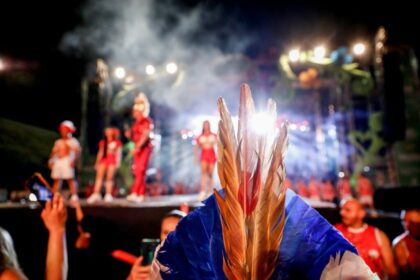 Carnaval na Floresta: Carnaboi traz mais de 30 artistas do Caprichoso e Garantido se revezando em dois dias de festa