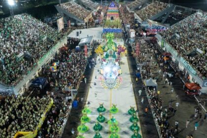 Carnaval na Floresta: Público prestigia os desfiles das escolas de samba do Grupo Especial na festa que movimenta a economia do estado 