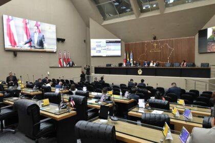 Deputados da Assembleia Legislativa do Amazonas debatem atraso no pagamento de terceirizados da Seduc