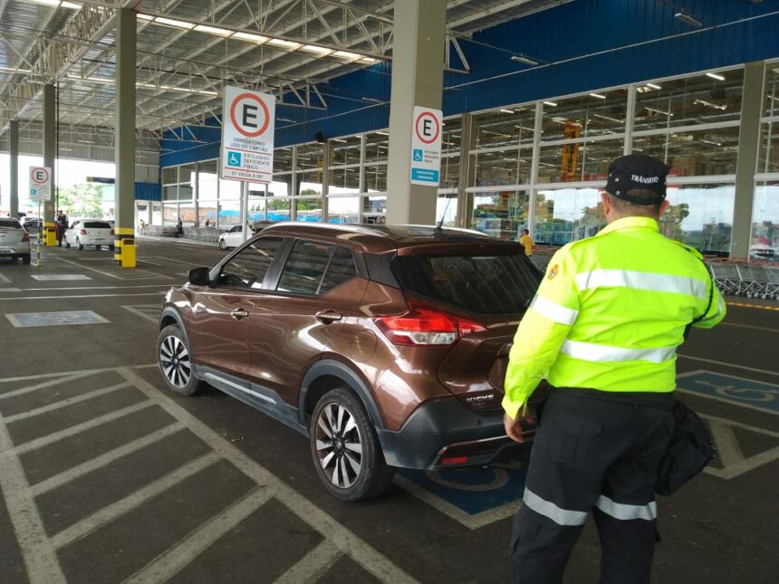 Prefeitura autua 17 motoristas em vagas reservadas