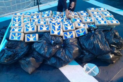 Em Tabatinga, PC-AM, com apoio da Polícia Federal e Marinha do Brasil, incinera mais de uma tonelada de maconha