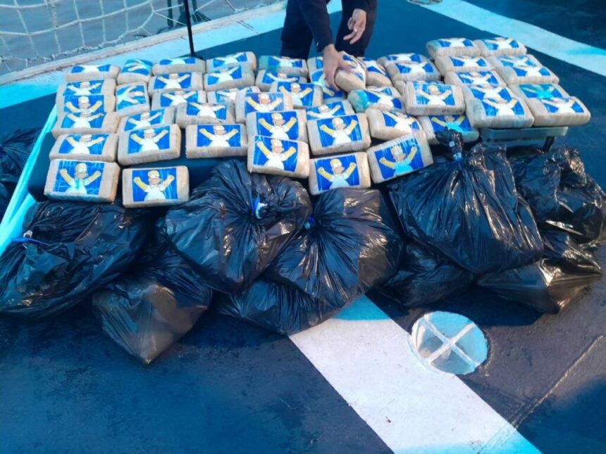 Em Tabatinga, PC-AM, com apoio da Polícia Federal e Marinha do Brasil, incinera mais de uma tonelada de maconha