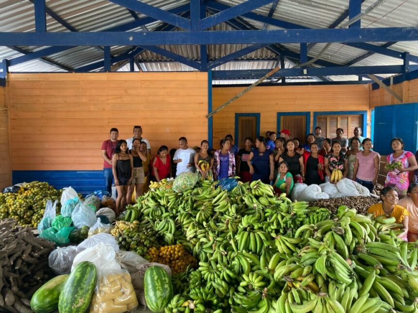 Com apoio do Idam, agricultoras indígenas de Amaturá vendem oito toneladas de alimentos