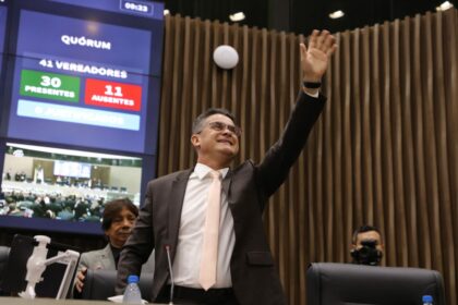 Prefeito David Almeida entrega Mensagem Governamental