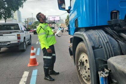 Prefeitura autua 12 caminhões em zona de restrição na avenida Mário Ypiranga Monteiro