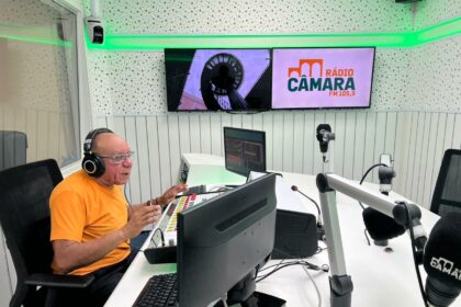 Com mais de 40 anos de carreira, radialista Costinha comanda programação da Rádio Câmara 105.5 FM