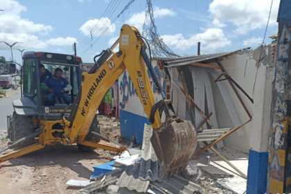 Boxes construídos irregularmente no Santa Etelvina são demolidos