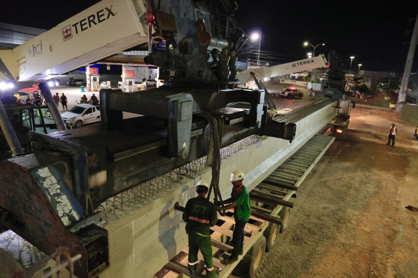 Transporte e implantação de 21 vigas no complexo viário Rei Pelé
