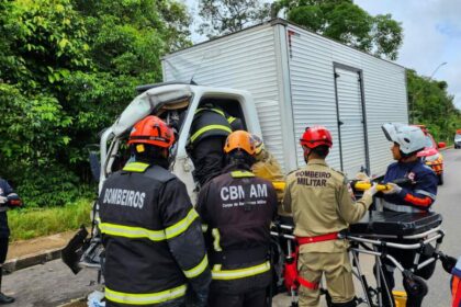 Corpo de Bombeiros resgata duas vítimas presas nas ferragens de caminhão na avenida do Futuro