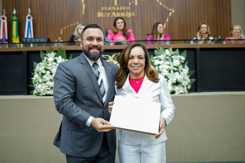 Dr. George Lins concede à desembargadora Vânia Marques Marinho o diploma ‘Mulher Cidadã Amazonense’
