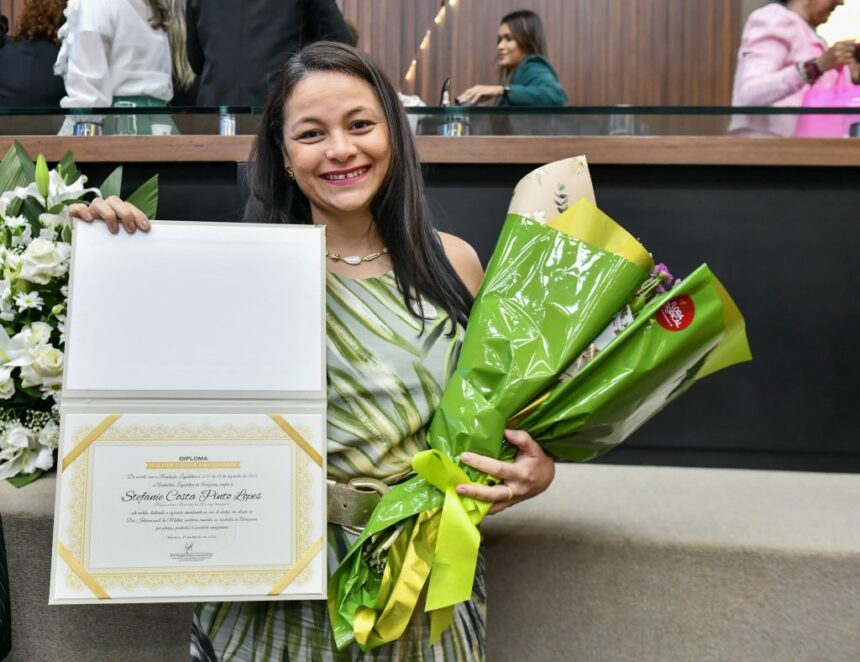 Dra. Mayara homenageia pesquisadora da Fiocruz com diploma Mulher Cidadã
