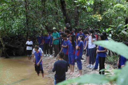 Alunos da rede estadual participam de atividade de conscientização ambiental no leito do igarapé Água Branca
