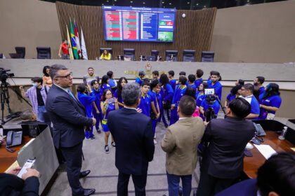 Câmara Municipal de Manaus recebe estudantes do Ensino Médio em visita técnica