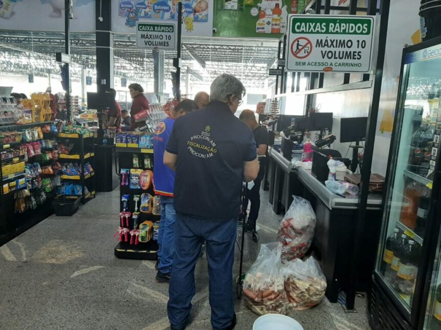Procon-AM autua supermercado por vendas de produtos impróprios para o consumo na zona sul de Manaus