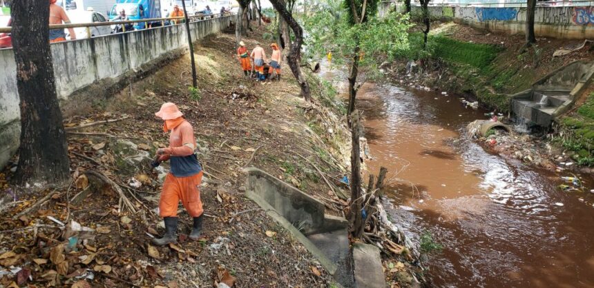Prefeitura realiza ação de limpeza no igarapé do Franco