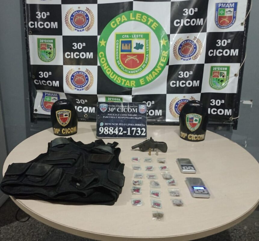 PMAM prende homem com arma de fogo, capa de colete balístico e entorpecentes na zona leste
