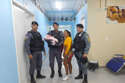 Policiais militares realizam parto dentro de viatura em Manacapuru