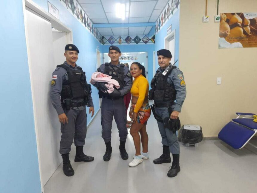 Policiais militares realizam parto dentro de viatura em Manacapuru