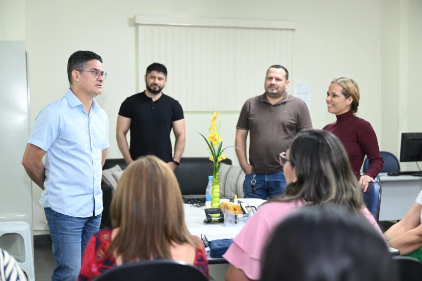 Prefeito reúne com servidores na Visa Manaus