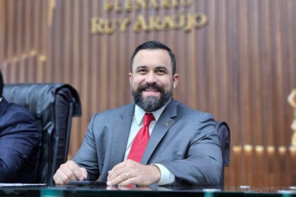 Projeto do deputado Dr. George Lins propõe desconto de 10% na compra de livros para estudantes do Amazonas