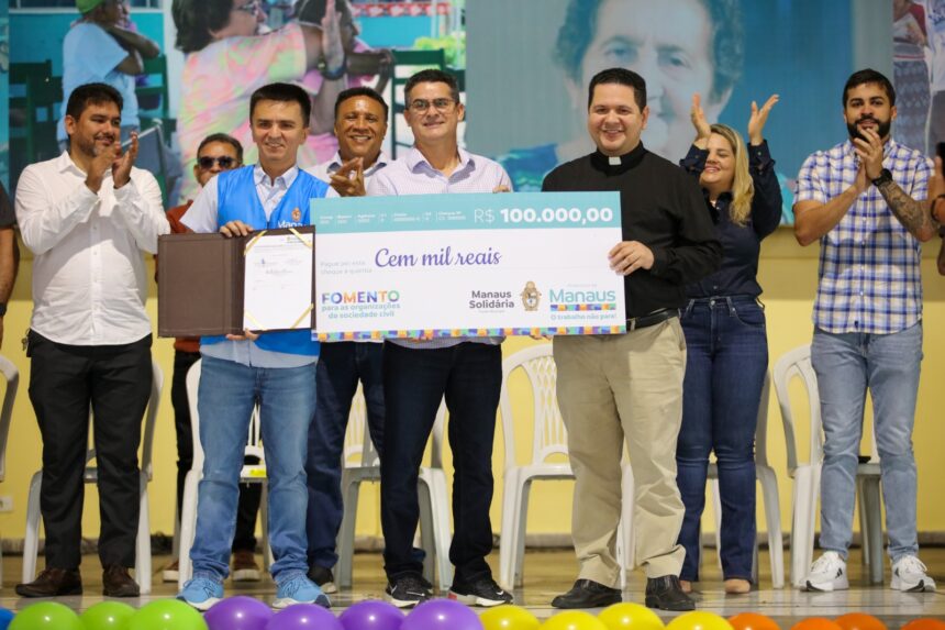 Prefeito entrega mais de R$ 10,8 milhões para OSCs