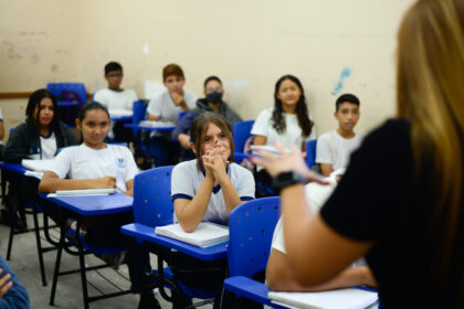 Projeto de Débora Menezes que proíbe uso de conteúdo pornográfico em escolas avança na Aleam
