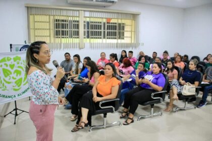 Colaboradores do ‘Prato Cheio’ recebem capacitação para orientar usuários sobre programas da Assistência Social