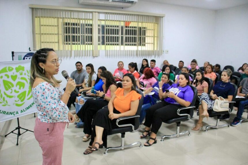 Colaboradores do ‘Prato Cheio’ recebem capacitação para orientar usuários sobre programas da Assistência Social