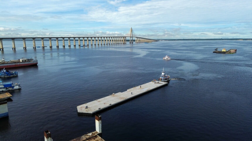 Lançamento da principal estrutura do píer turístico no rio Negro