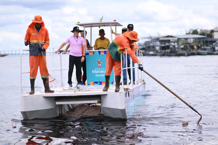 Implantação de barco coletor na orla de Manaus