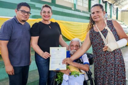 Aos 107 anos, aposentado aproveita Mutirão de Cidadania do Governo do Amazonas para atualizar documentos