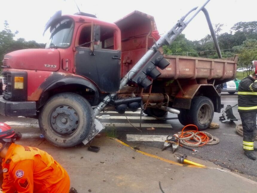 Com trabalho técnico minucioso, bombeiros resgatam homem preso embaixo da roda de caçamba