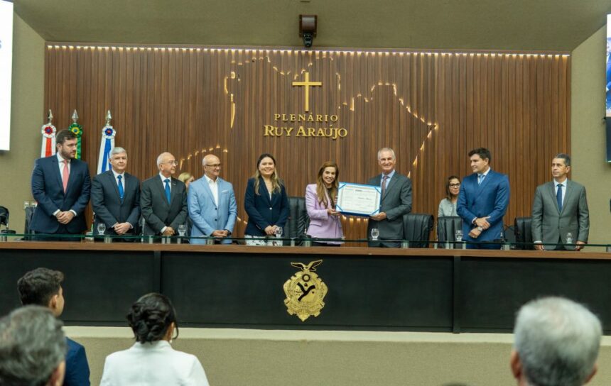 Débora Menezes entrega título de Cidadão do Amazonas ao empresário do comércio Natalino Maseiro