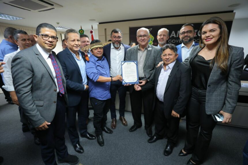Deputado João Luiz participa com o governador Wilson Lima da entrega da licença ambiental para exploração de potássio em Autazes