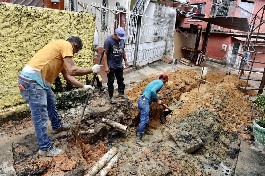 Prefeitura de Manaus atua na instalação de drenagem em beco