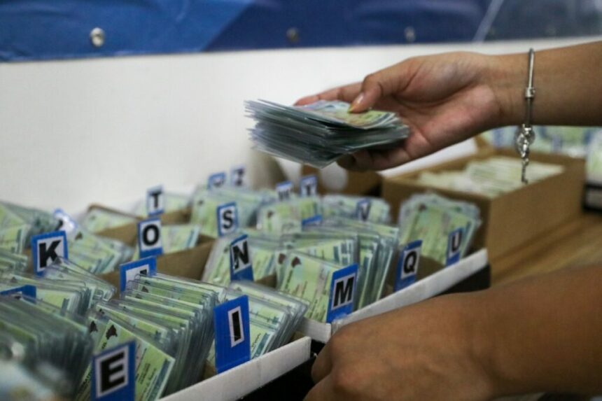 Governo do Amazonas faz mutirão para a entrega da Carteira de Identidade Nacional neste sábado, nos PACs de Manaus